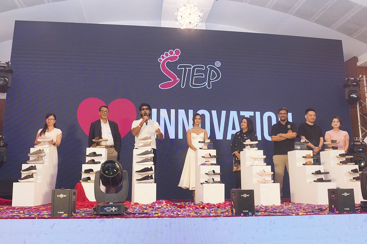 অনুষ্ঠানে স্টেপ ফুটওয়্যারের চেয়ারম্যান আবদুস সাত্তার, ব্যবস্থাপনা পরিচালক শামিম কবির, পরিচালক তানজিনা আনোয়ার কবির, অভিনেত্রী নুসরাত ফারিয়া, স্টেপ ফুটওয়্যার পণ্যের দূত ও অভিনেতা তৌসিফ মাহবুবসহ প্রতিষ্ঠানের ঊর্ধ্বতন কর্মকর্তারা উপস্থিত ছিলেন