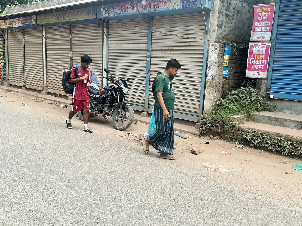 ঢাকার কেরানীগঞ্জের সেলুনে ঢুকে ফরহাদ হোসেনকে হত্যার পর ঘটনাস্থল দেখছেন উৎসুক জনতা। আজ বুধবার সকালে আরশিনগরে