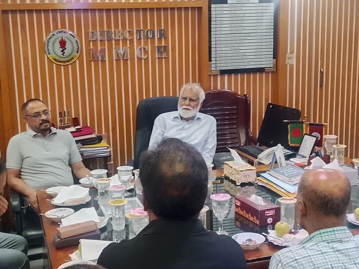 ময়মনসিংহ মেডিকেল কলেজ হাসপাতালে অগ্নিকাণ্ডের ঘটনার পর পরিদর্শনে আসেন দুর্যোগ ব্যবস্থাপনা ও ত্রাণ প্রতিমন্ত্রী ও হাসপাতাল ব্যবস্থাপনা কমিটির সভাপতি এম ইকবাল হোসেইন। আজ বুধবার দুপুরে হাসপাতালের পরিচালকের কক্ষে অন্যদের সঙ্গে বৈঠক করেন তিনি