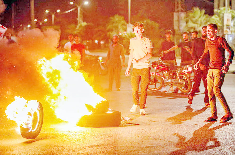 জ্বালানির দাম বাড়ানোর প্রতিবাদে সড়কে টায়ার জ্বালিয়ে বিক্ষোভ করেন তরুণেরা। সোমবার সিরিয়ার আলেপ্পো শহরে  