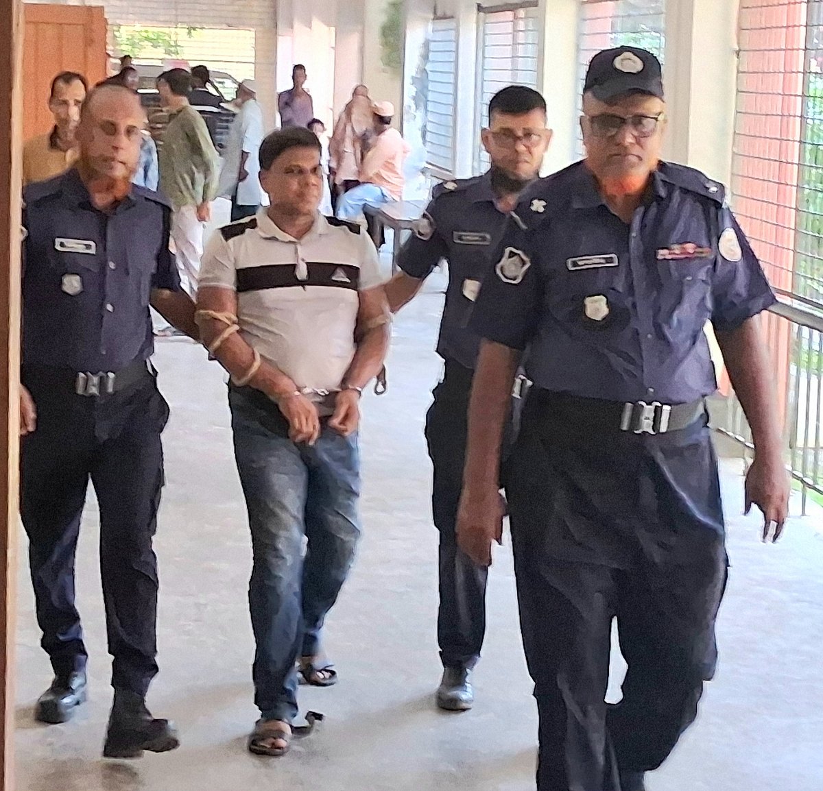 বরগুনার আদালত থেকে আসামি মো. বশিরকে কারাগারে নেওয়া হয়েছে। আজ বুধবার তোলা