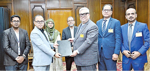 সিএমএসএমই খাতে অর্থায়নের লক্ষ্যে বাংলাদেশ ব্যাংকের সঙ্গে চুক্তি করেছে মধুমতি ব্যাংক। চুক্তি স্বাক্ষর অনুষ্ঠানে ব্যাংকের ডেপুটি গভর্নর মো. আনিছুর রহমান, এসএমইএসপিডির পরিচালক মো. জবদুল ইসলাম এবং মধুমতি ব্যাংকের এমডি মো. সফিউল আজম, ডিএমডি আরব ফজলুর রহমান প্রমুখ উপস্থিত ছিলেন