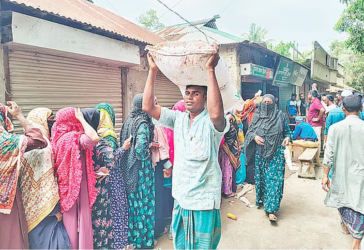 সার নিতে পরিবেশকের দোকানের সামনে স্লিপ হাতে কৃষকদের দীর্ঘ সারি।
