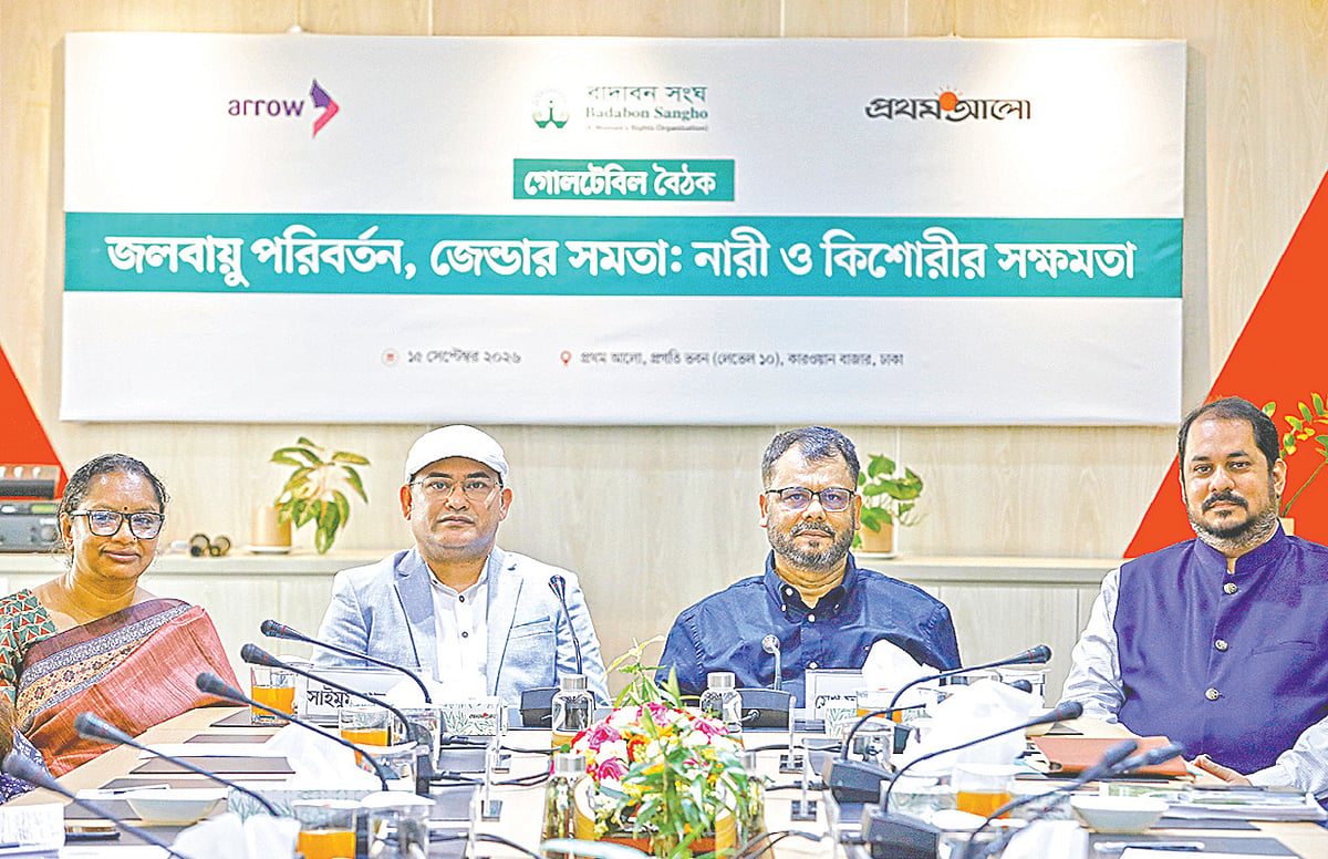 গোলটেবিল বৈঠকে (বাঁ থেকে) লিপি রহমান, মো. সাইমুম পারভেজ, সেখ ফরিদ আহমেদ ও আজমান আহমেদ চৌধুরী। গতকাল রাজধানীর কারওয়ান বাজারে প্রথম আলো কার্যালয়ে
