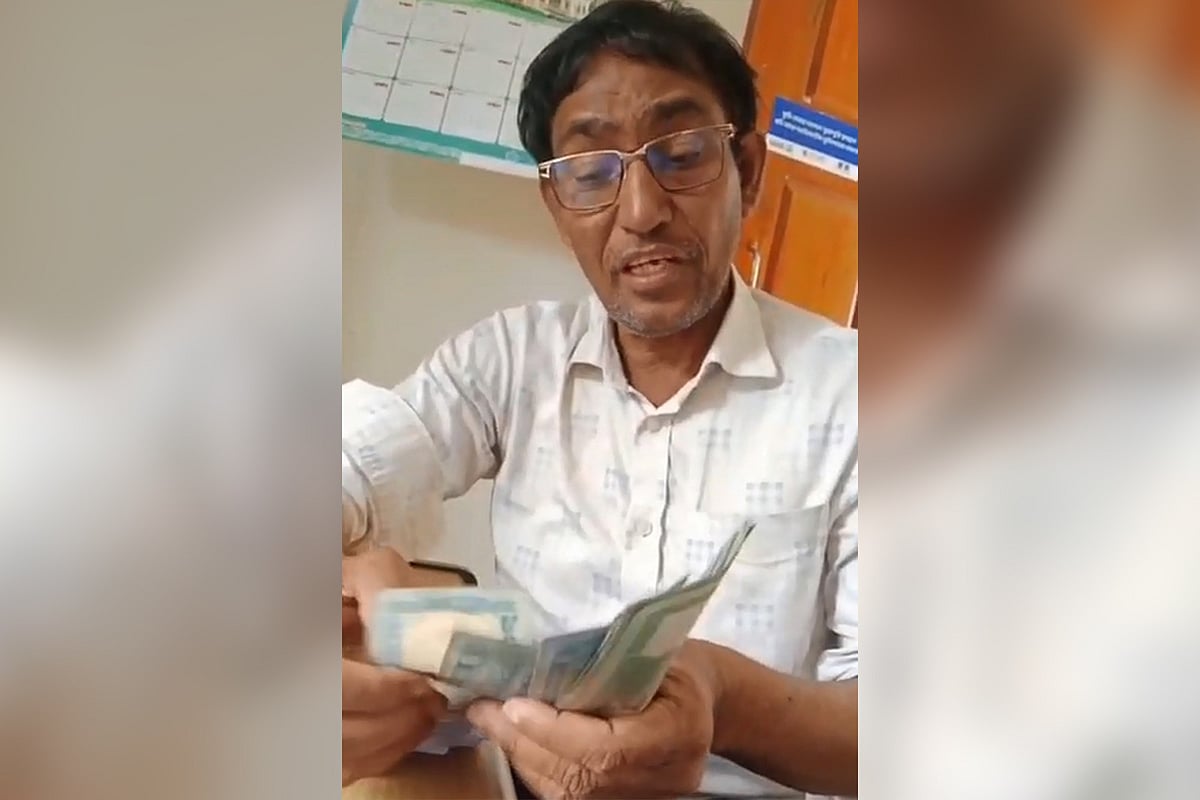 পটুয়াখালীর রাঙ্গাবালীর চরমোন্তাজ ইউনিয়ন ভূমি অফিসের তহশিলদার মোহাম্মদ আবদুস সোবাহান। সেবাগ্রহীতার কাছ থেকে সরকারি ফির বাইরে অতিরিক্ত টাকা নেওয়ার অভিযোগ উঠেছে তাঁর বিরুদ্ধে