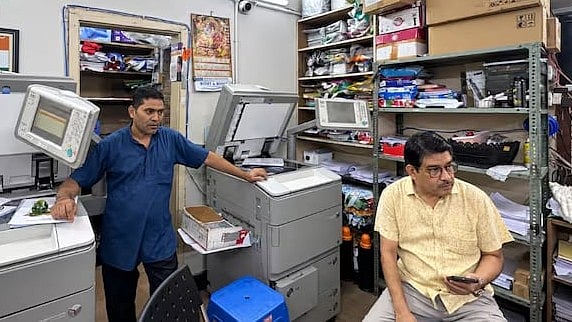 নিজের ফটোকপি দোকানে বসে আছেন ধরমপাল সিং