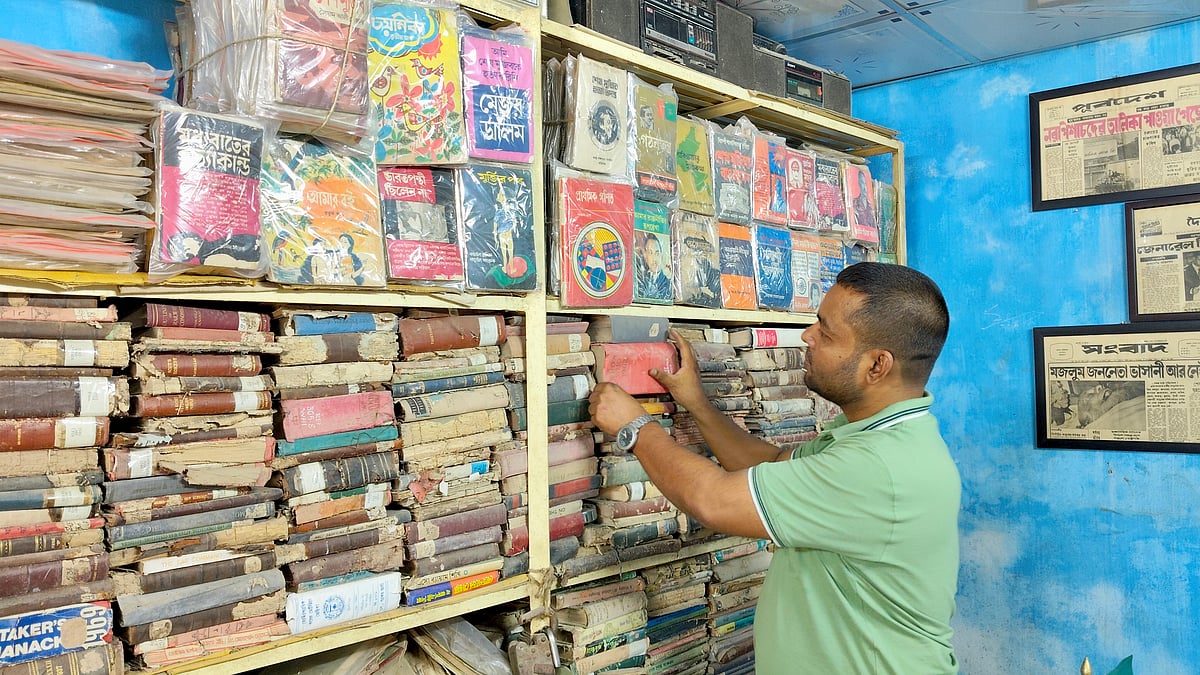 নিজের সংগ্রহশালায় শরিফুল ইসলাম। হারুয়া, কিশোরগঞ্জ। ১২ সেপ্টেম্বর ২০২৬