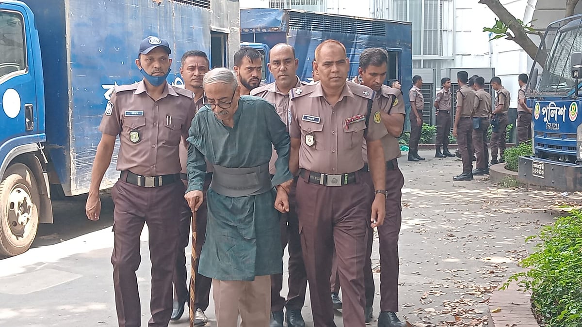 একাত্তরের ঘাতক দালাল নির্মূল কমিটির সভাপতি শাহরিয়ার কবির। আজ বুধবার আন্তর্জাতিক অপরাধ ট্রাইব্যুনাল প্রাঙ্গণে