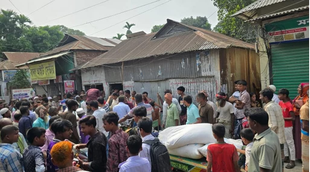 কুড়িগ্রামের রাজীবপুরে পরিবেশকের সার বিক্রয়কেন্দ্রের তালা ভাঙার চেষ্টা করেন ক্ষুব্ধ কৃষকেরা। আজ বুধবার সকালে রাজিবপুর বাজারে
