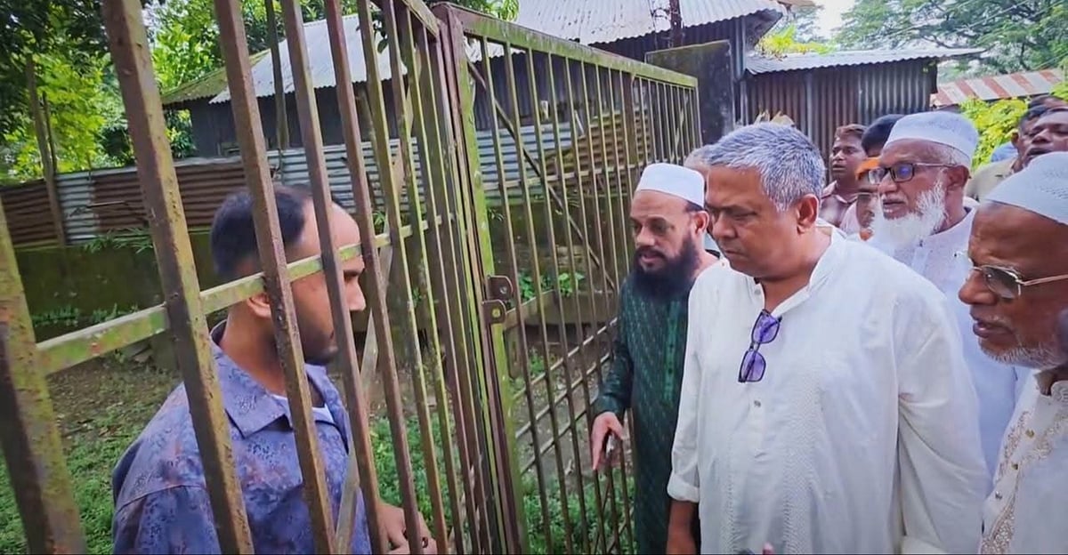 গাজীপুরের শ্রীপুরে গাজীপুর ইউনিয়ন স্বাস্থ্য ও পরিবার কল্যাণ কেন্দ্রের প্রধান ফটকে তালা দেখেন গাজীপুর-৩ আসনের সংসদ সদস্য এবং স্বাস্থ্য ও পরিবার কল্যাণ মন্ত্রণালয়–সম্পর্কিত স্থায়ী কমিটির সভাপতি এস এম রফিকুল ইসলাম। গতকাল বুধবার বেলা সাড়ে ১১টার দিকে