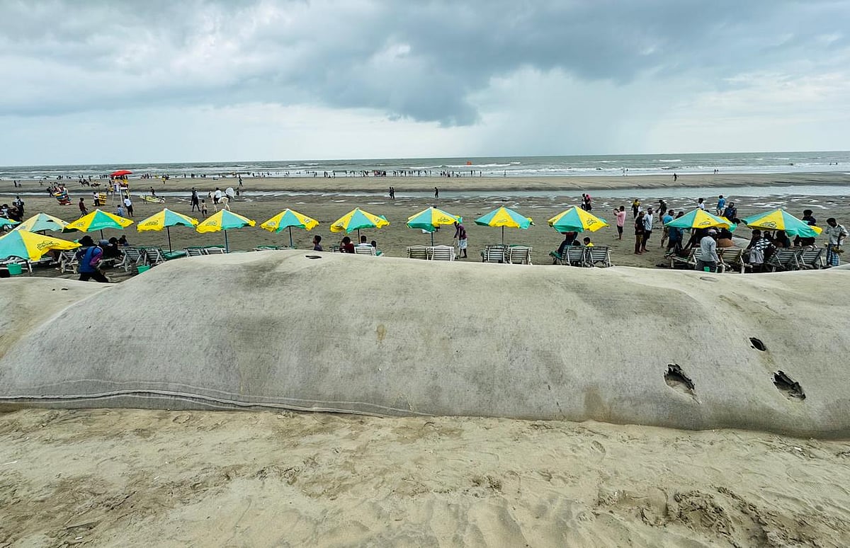 কক্সবাজার সমুদ্রসৈকতের ভাঙন দিন দিন বাড়ছে। ১০ সেপ্টেম্বর সৈকতের লাবনী পয়েন্ট