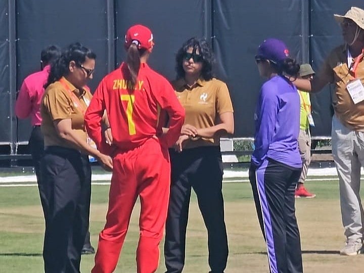 আম্পায়ারদের সঙ্গে বাংলাদেশ ও চীনের অধিনায়ক