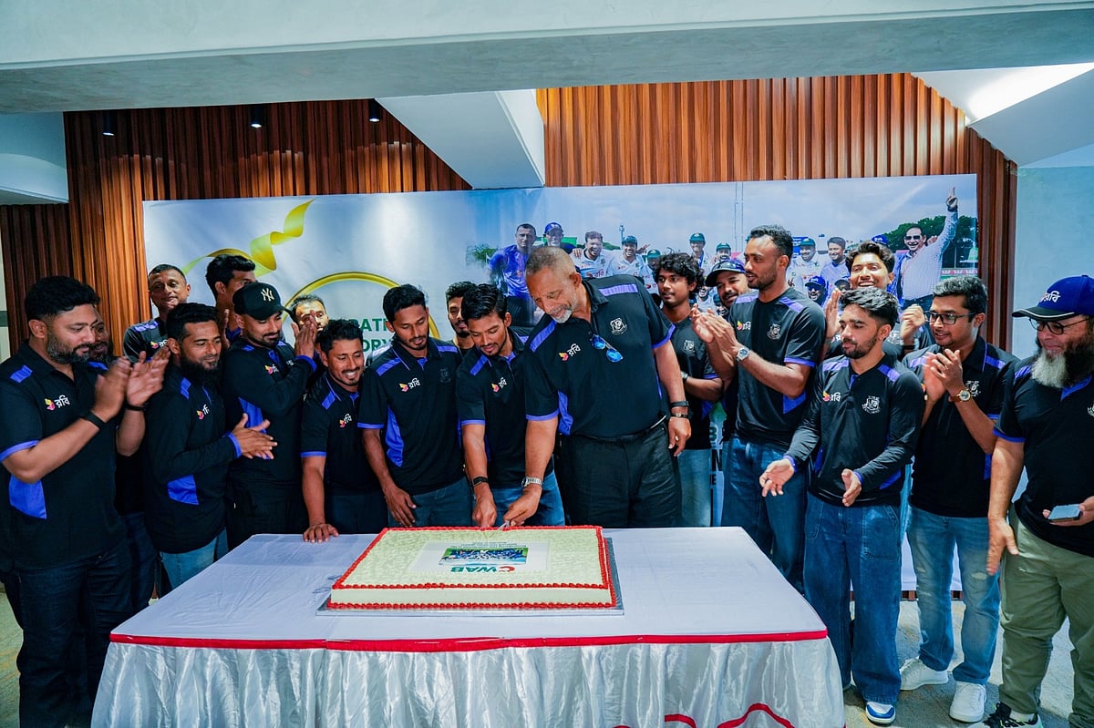 কেক কাটছেন অধিায়ক নাজমুল হোসেন ও কোচ ফিল সিমন্স