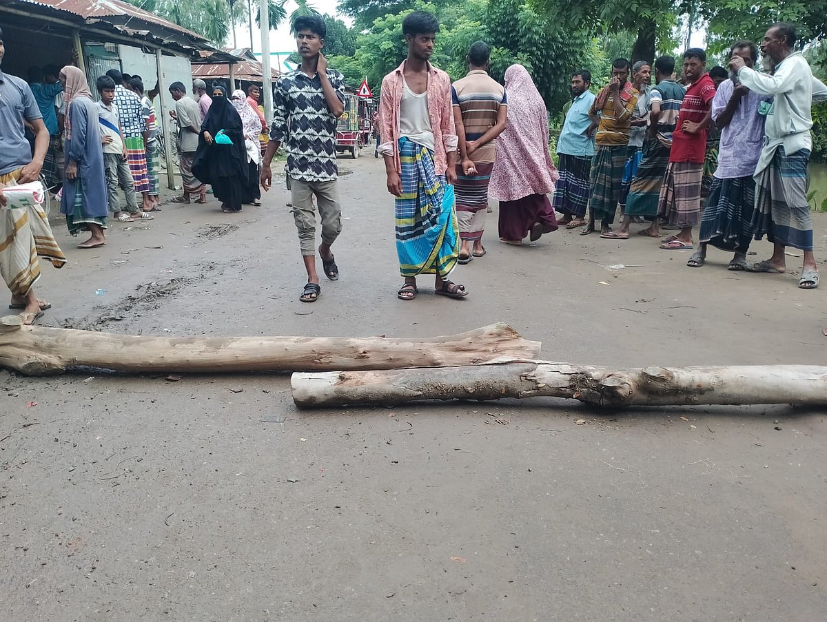 সড়কে গাছ ফেলে অবরোধ করেন কৃষকেরা। আজ শুক্রবার সকালে কুড়িগ্রামের নাগেশ্বরী উপজেলার বল্লভেরখাস ইউনিয়নের গাবতলা বাজারে