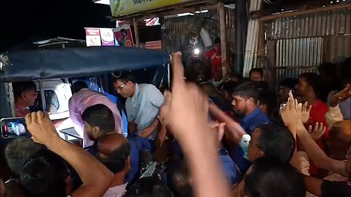 कृषि अधिकारी को बिजली प्राप्त करने से रोककर किसानों का विरोध