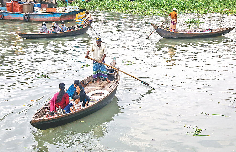 বুড়িগঙ্গার দুই পাড়েই চাঁদা, দিনে ১৫০ টাকা দেন মাঝিরা