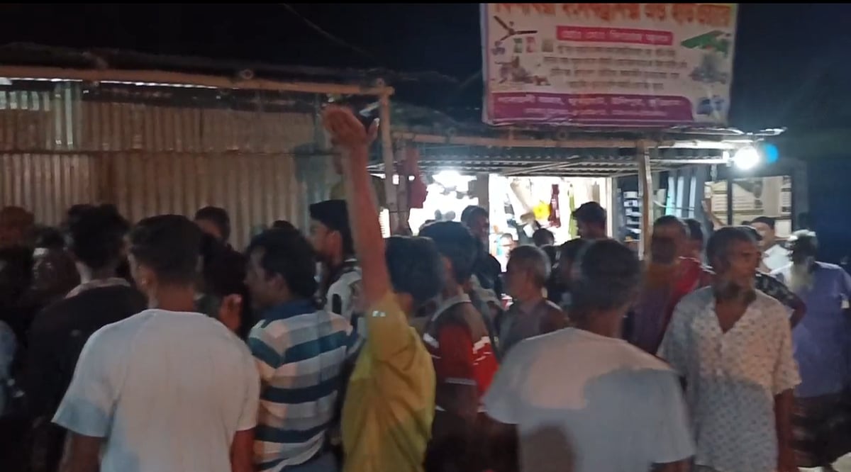 কুড়িগ্রামের উলিপুরের সার না পাওয়ার অভিযোগে কৃষি কর্মকর্তাকে অবরুদ্ধ করে স্থানীয় কৃষকদের বিক্ষোভ। শুক্রবার সন্ধ্যার পর গুনাইগাছ ইউনিয়নের গাবতলী বাজারে