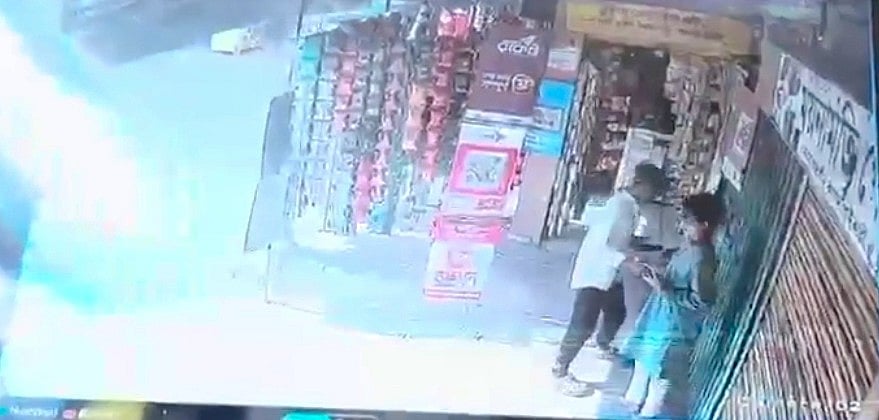নিখোঁজ হওয়ার দিন বিশ্ববিদ্যালয়ের প্রধান ফটকের কাছে ইশায়াত শাহরিয়ার ওরফে অপ্রতীমের সঙ্গে একজনকে দেখা যায়। তাকে আটক করেছে পুলিশ

