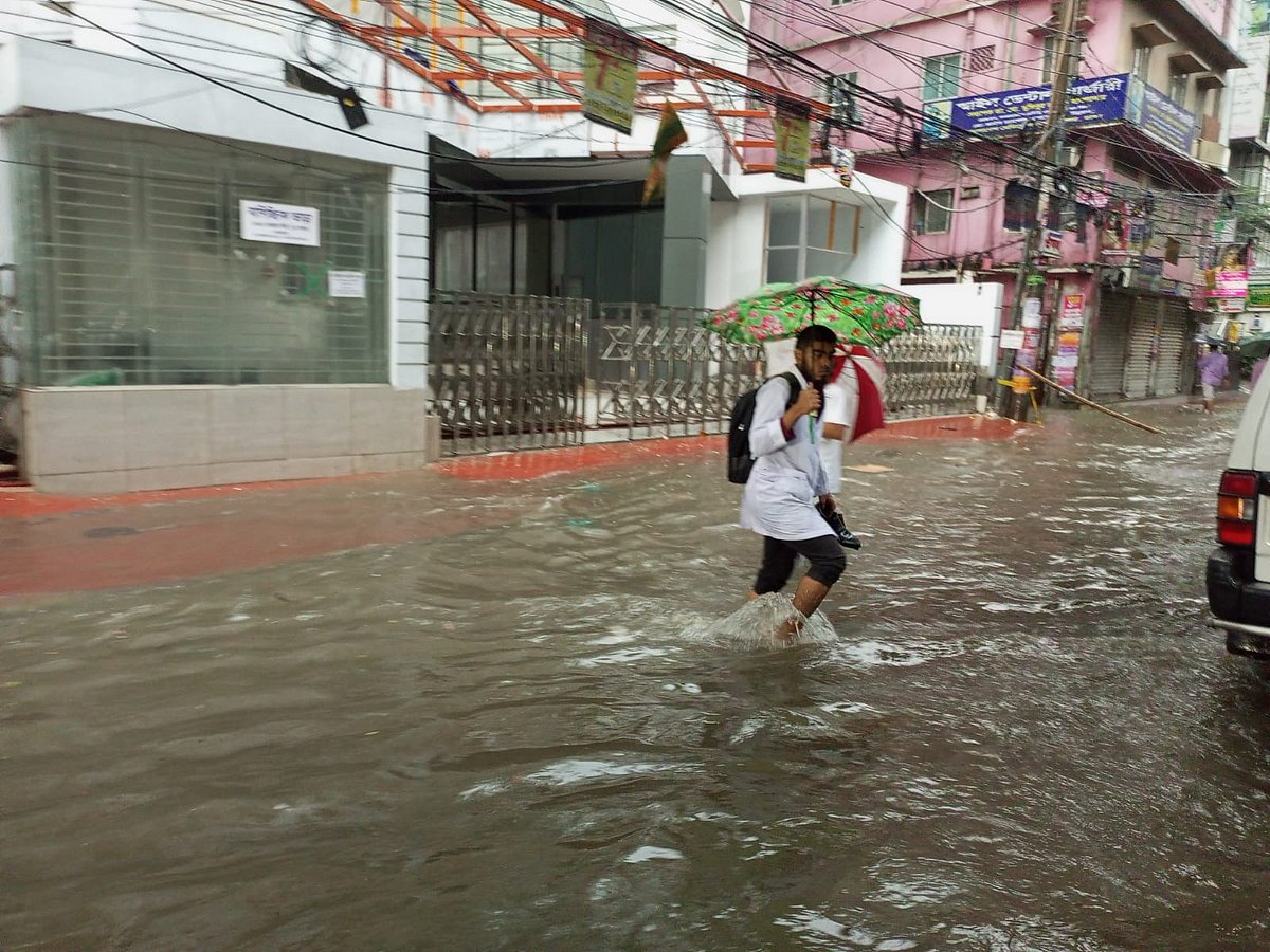 Lluvia desde el amanecer hasta la mañana en Dhaka, agua en diferentes caminos