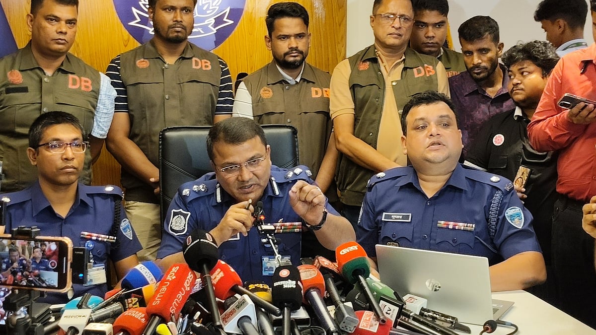 কুমিল্লার পুলিশ সুপার মো. আনিসুজ্জামান তাঁর কার্যালয়ে সংবাদ সম্মেলন করেন। আজ রোববার দুপুরে 