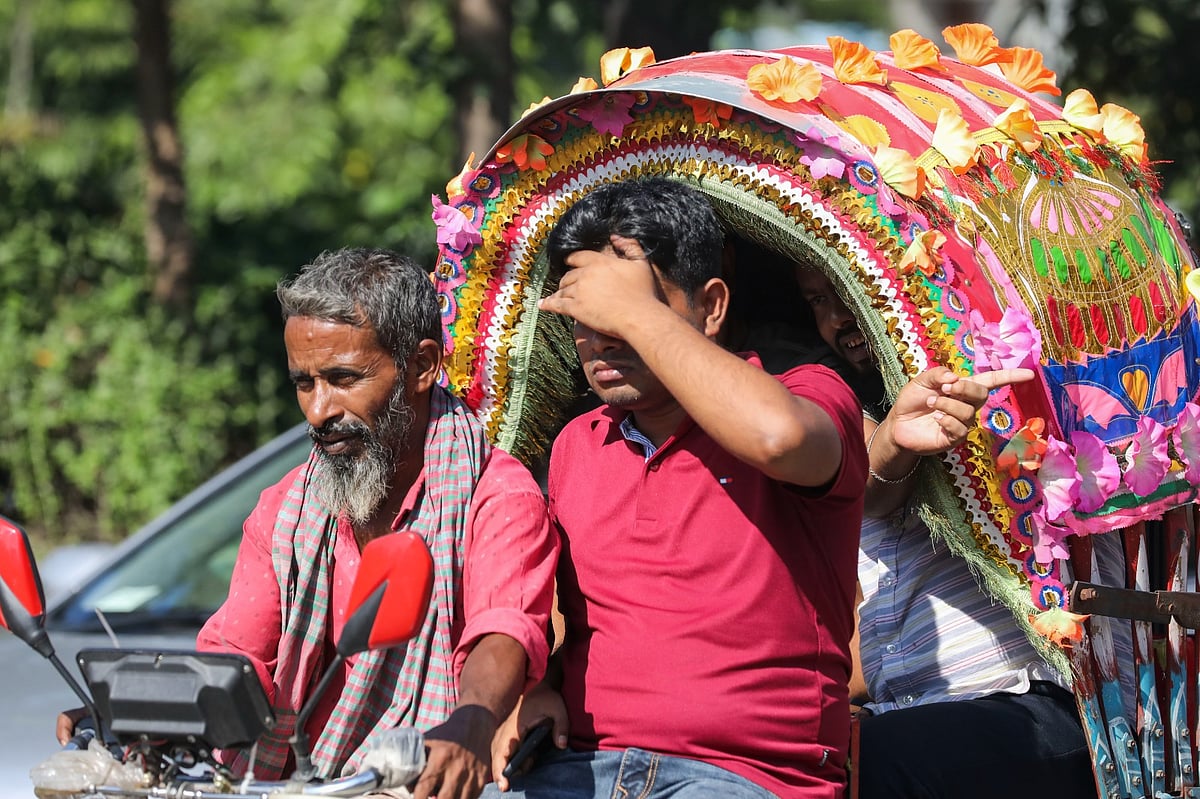 তাপপ্রবাহ শুরু হয়েছে ঢাকাসহ দেশের বিভিন্ন স্থানে। প্রচণ্ড গরমে রোদের তাপ থেকে বাঁচার চেষ্টায় এক ব্যক্তি। শেরেবাংলা নগর এলাকা, ২১ সেপ্টেম্বর