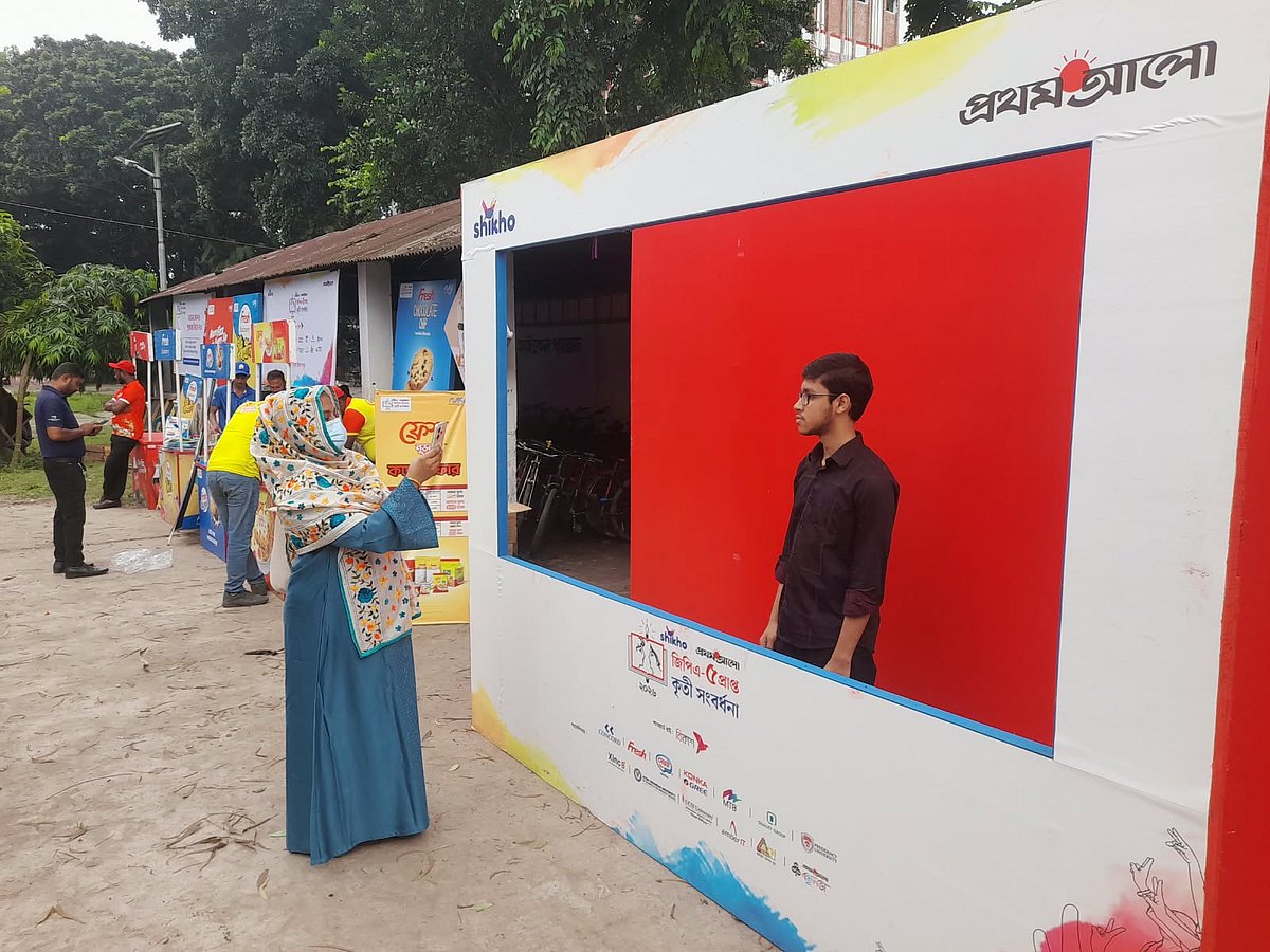 কেউ ছবি তুলছে, কেউ ভিড় জমিয়েছে গেম জোনে