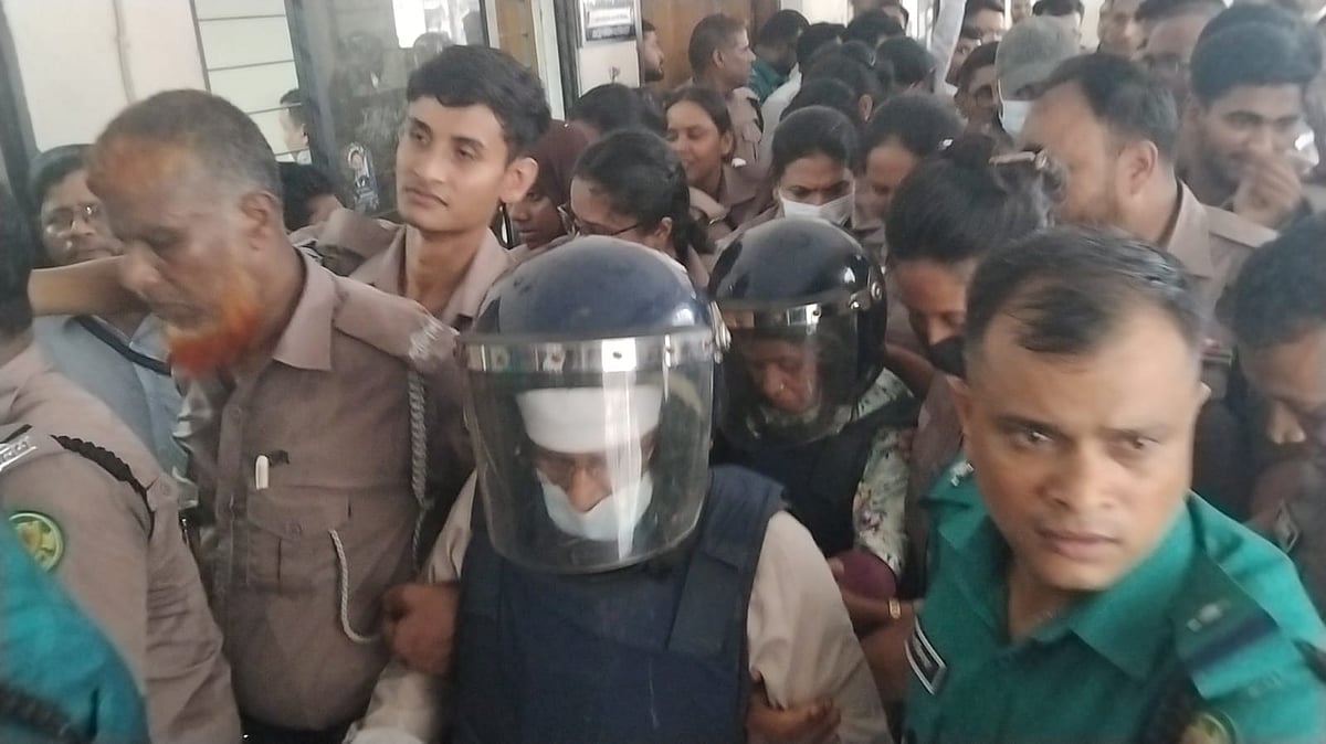 গাজী নজরুল ইসলাম ও তাঁর প্রথম স্ত্রীকে আজ সোমবার ঢাকার আদালতে হাজির করা হয়। রিমান্ড শুনানি শেষে তাঁদের নিয়ে যাওয়া হচ্ছে