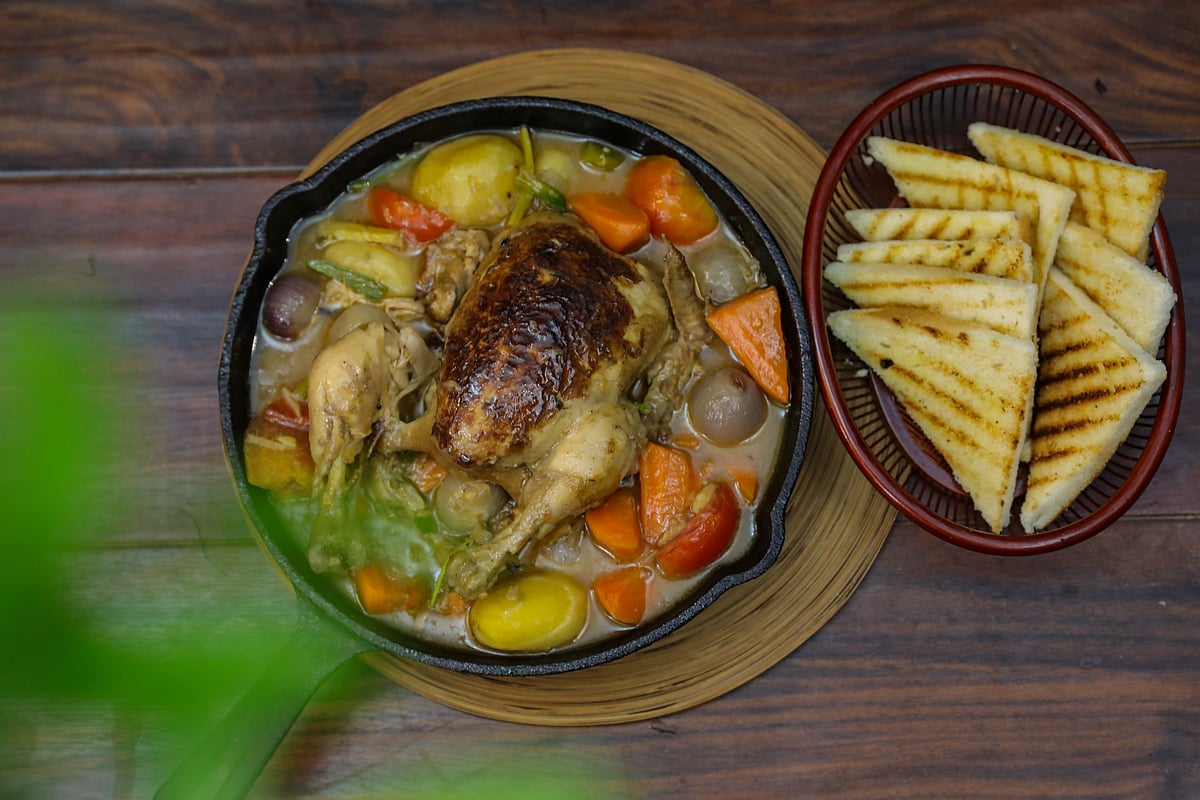 Un cocinero de pollo entero