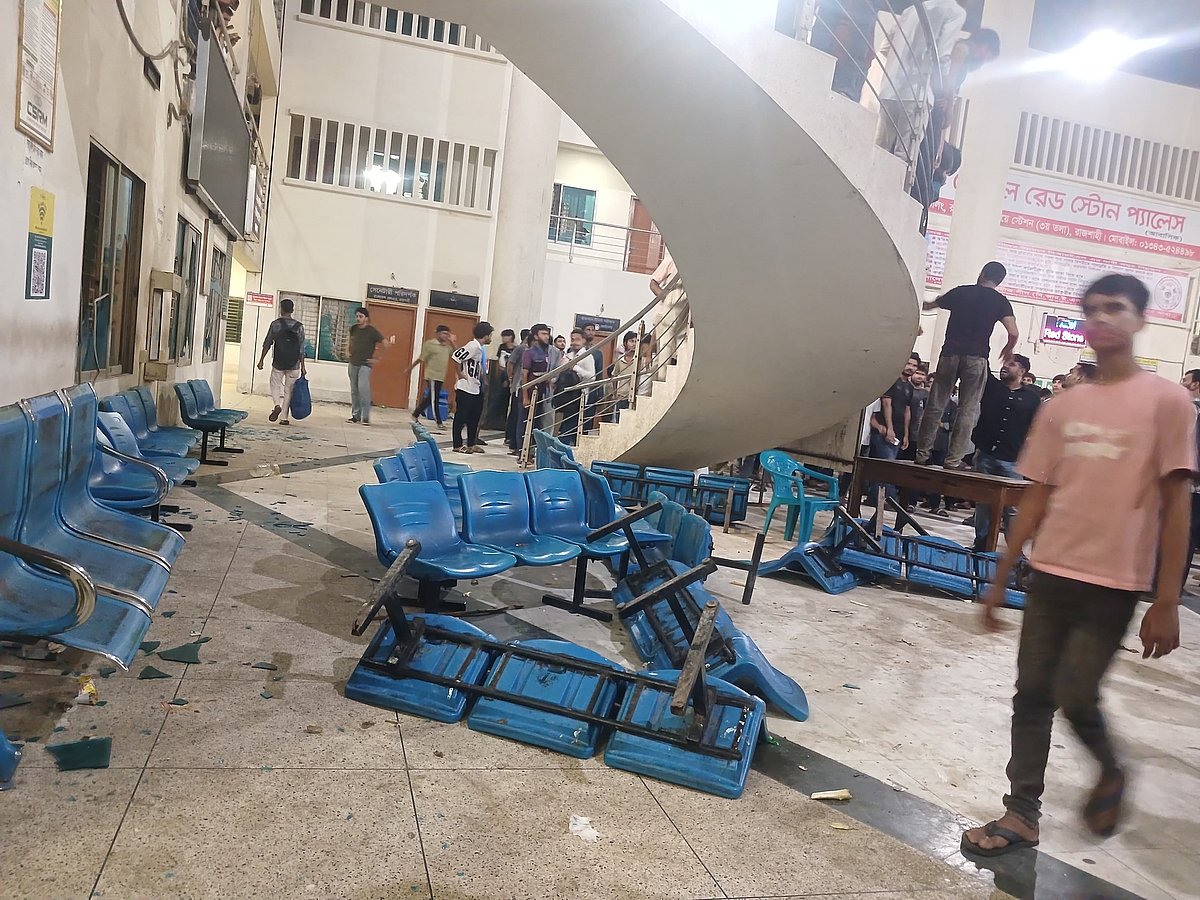 শিক্ষার্থীকে মারধরের প্রতিবাদে আম্মারের উপস্থিতিতে রাজশাহী রেলস্টেশনে ভাঙচুর, চারজনকে সাময়িক বরখাস্ত