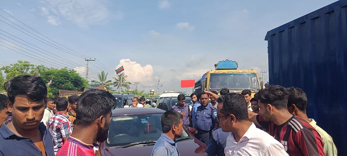 इस्लामी बैंक के रोजगार कर्मचारियों को एक घंटे के लिए अवरुद्ध करना।