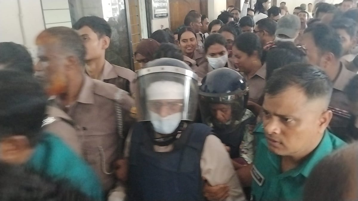 আদালতে শুনানি শেষে হাজতখানায় নেওয়া হচ্ছে গাজী নজরুল ইসলাম ও তাঁর স্ত্রী মাকছুদা ইসলামকে। আজ সোমবার বিকেলে ঢাকার সিএমএম আদালত প্রাঙ্গণে 