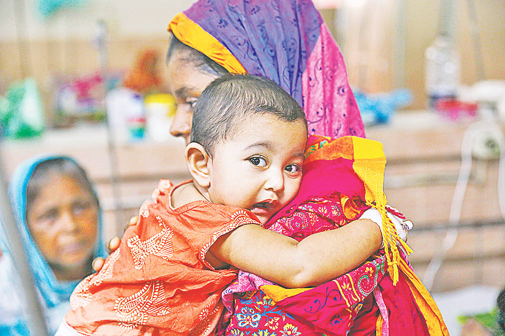 ডেঙ্গুতে আক্রান্ত এক বছরের জারিন। শারীরিক অবস্থার অবনতি হলে পাঁচ দিন আগে তাকে সাভার থেকে তাকে ঢাকায় আনা হয়। গতকাল দুপুরে আগারগাঁওয়ে শিশু হাসপাতালে