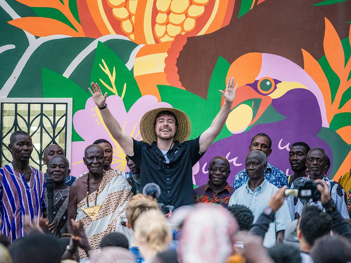 YouTubeer M. Bbitt a construit tout un village au Ghana.