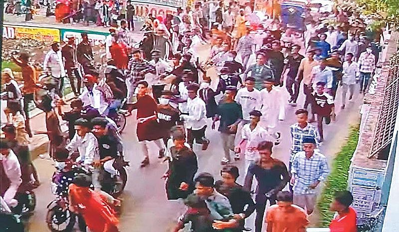 কুমিল্লার রানীর দিঘির পাড়ে দেশীয় অস্ত্র হাতে কিশোর গ্যাংয়ের সদস্যদের মহড়া। গত বছরের ২৫ এপ্রিলের দৃশ্য
