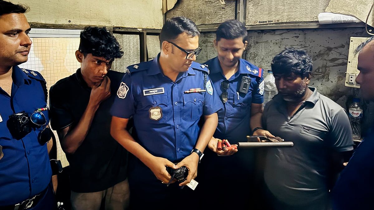 Un tirador salva con balas mientras observa el registro de motocicletas