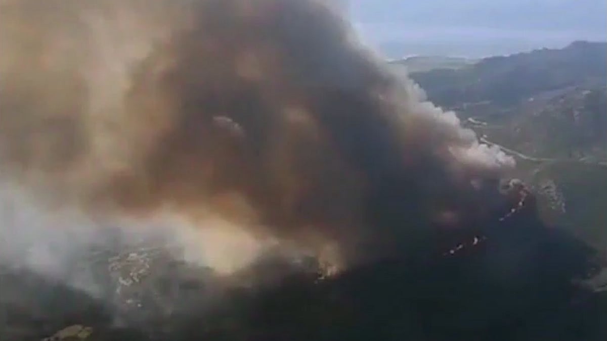 Grandes incendios cerca de las casas, incendio en España