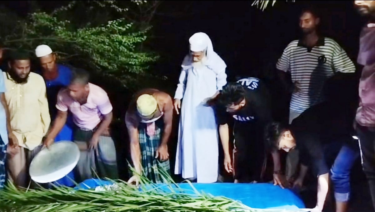 মরিয়মের দাফনে অংশ নেন স্বজন ও স্থানীয় বাসিন্দারা। গতকাল সোমবার দিবাগত রাতে সাতক্ষীরার শ্যামনগর উপজেলার গাবুরা ইউনিয়নের সরদার বাড়িতে