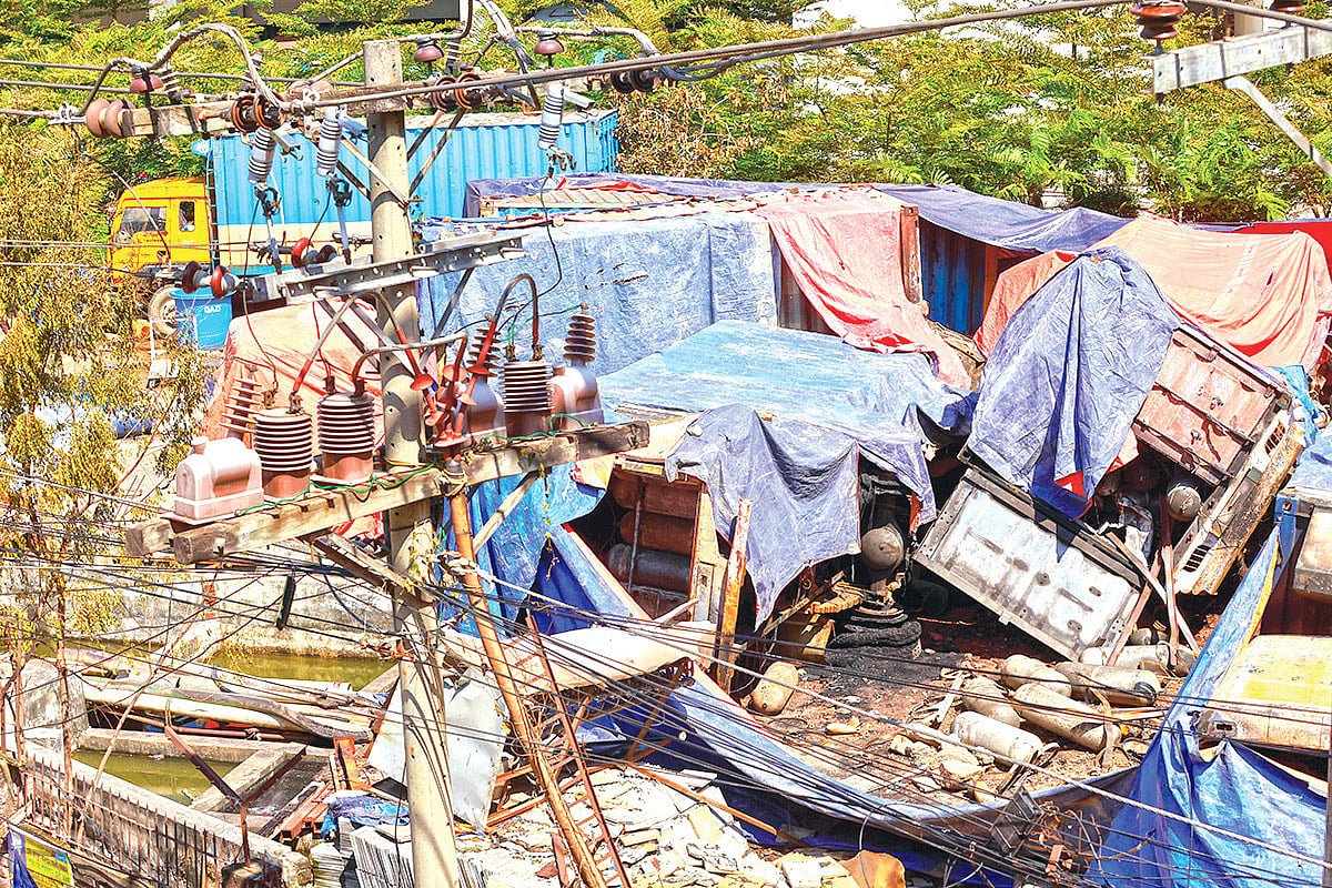 সাভারের আশুলিয়ার জামগড়া এলাকায় রোববার রাতে প্রিটি কম্পোজিট টেক্সটাইল লিমিটেড কারখানা চত্বরে সিলিন্ডারবাহী কাভার্ড ভ্যানে বিস্ফোরণের ঘটনায় সাতজন নিহত হন। গতকাল দুপুরে ঘটনাস্থলের চিত্র