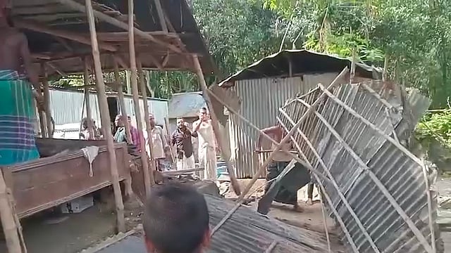 ধর্ষণের মামলার প্রধান আসামি শরীফের বাড়ি ভাঙচুর করেন ক্ষুব্ধ এলাকাবাসী। আজ মঙ্গলবার সকালে ময়মনসিংহের গফরগাঁওয়ে