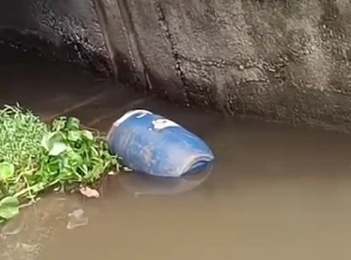 Había un tambor de plástico enterrado bajo el Slucquegate, cuerpo medio desnudo dentro.