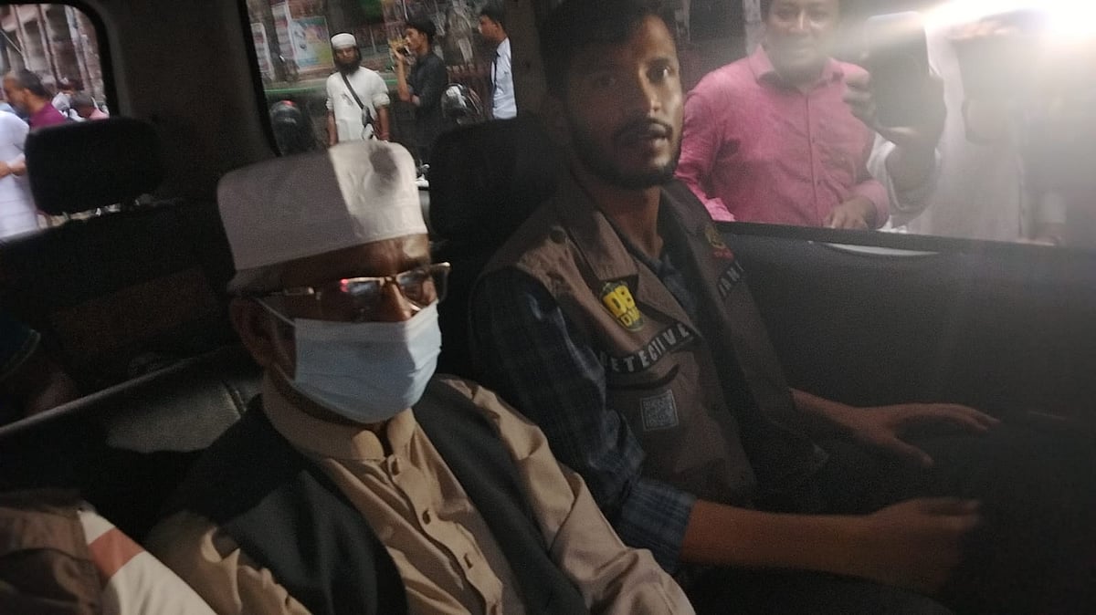 বিকেল ৪টা ৪ মিনিটে ডিবির একটি সাদা গাড়িতে করে গাজী নজরুল ইসলামকে আদালতে আনা হয়। ২৪ সেপ্টেম্বর