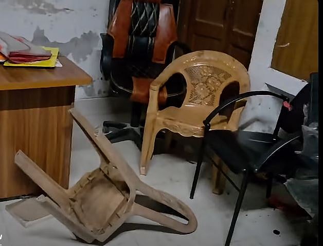 কুমিল্লার দাউদকান্দি মডেল থানার ভেতরের একটি কক্ষের ভিডিও সামাজিক যোগাযোগমাধ্যম ফেসবুকে ছড়িয়ে পড়ে