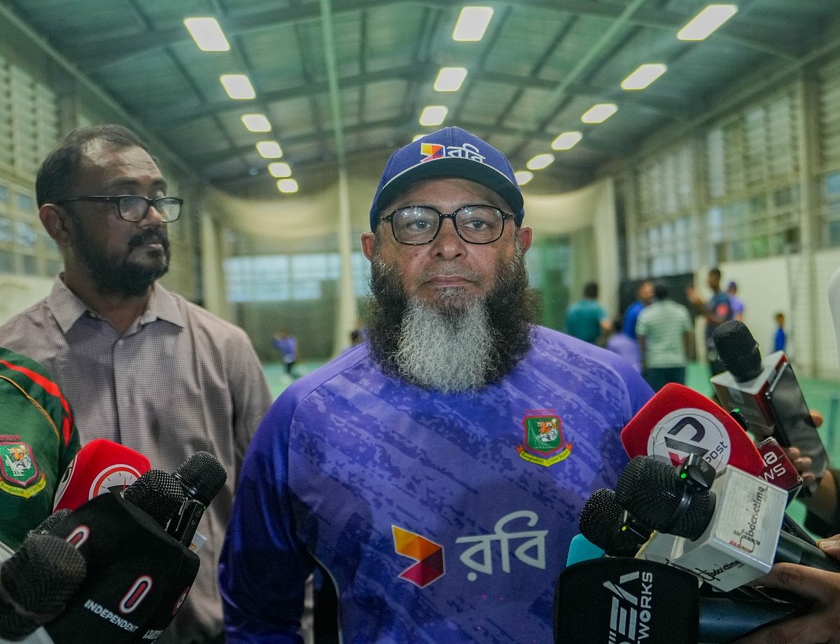 সাংবাদিকদের সঙ্গে কথা বলছেন মুশতাক আহমেদ