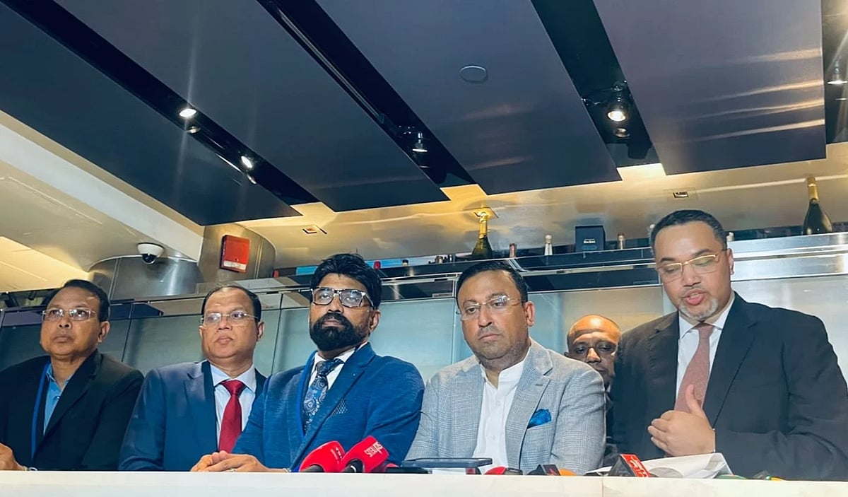 প্রধানমন্ত্রীর উপদেষ্টা মাহদী আমিন নিউইয়র্কের গ্র্যান্ড হায়াত হোটেলের লবিতে আয়োজিত এক সংবাদ সম্মেলনে কথা বলেন