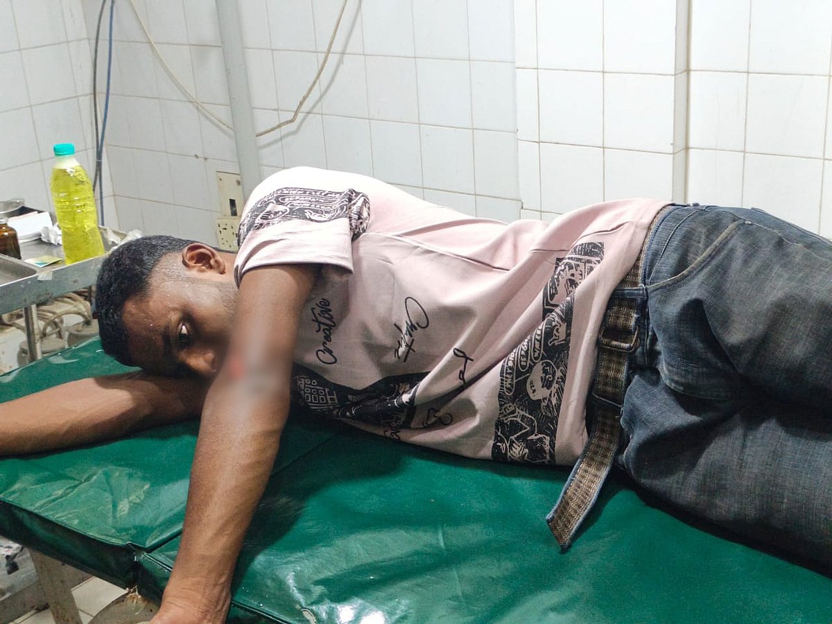 হাতিয়ায় সংঘর্ষে আহত এনসিপির এক কর্মী। আজ দুপুরে হাতিয়া উপজেলা স্বাস্থ্য কমপ্লেক্সে