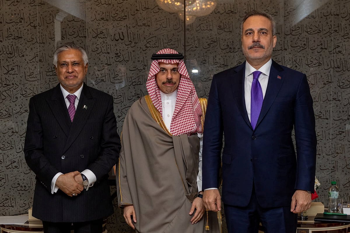 الحلفاء السعوديون متحدون، يواصلون مهاجمة متمردي هوتي