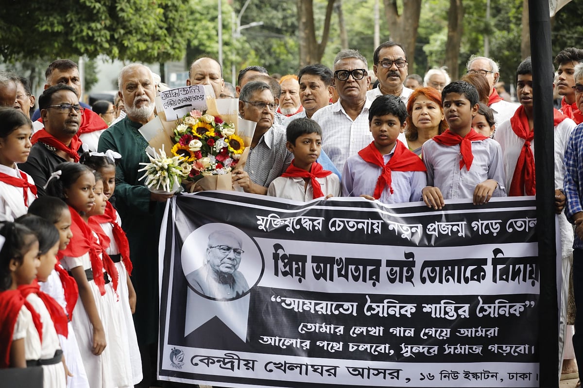 শিশুসাহিত্যে নিবেদিত ছিলেন আখতার হুসেন। আজ তাঁকে অন্তিম শ্রদ্ধা জানাতে ছিল শিশুদের ভিড়