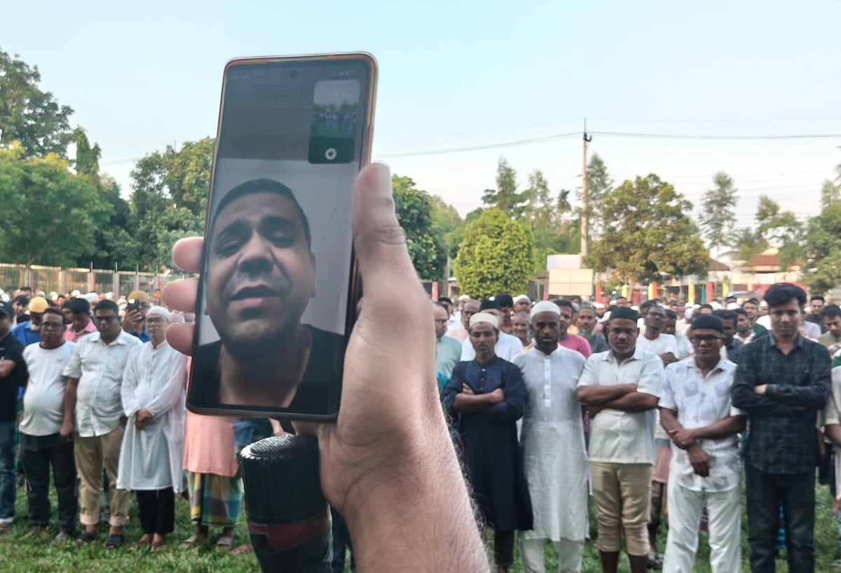 দাদির জানাজায় ভিডিও কলে বক্তব্য দিলেন কার্যক্রম নিষিদ্ধ আওয়ামী লীগের সাবেক এমপি অনুপম