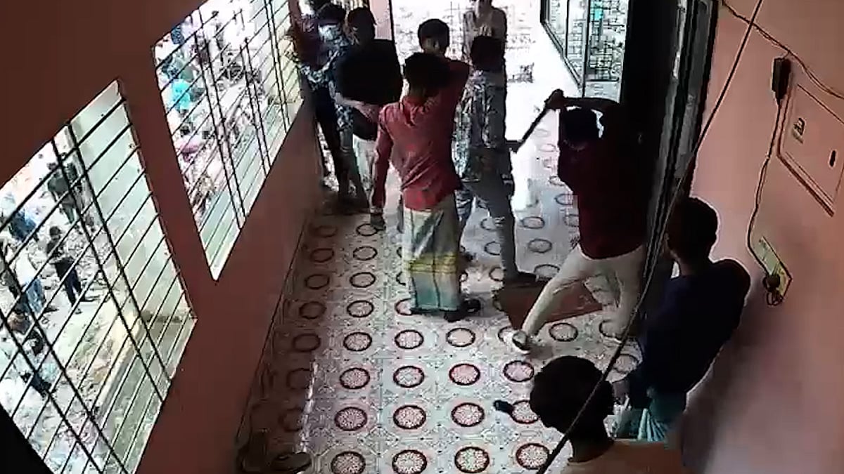 दृश्य को सीसीटीवी कैमरे पर कब्जा कर लिया गया था, जो मोहम्मदपुर में भूमि हड़प से घिरा हुआ था।