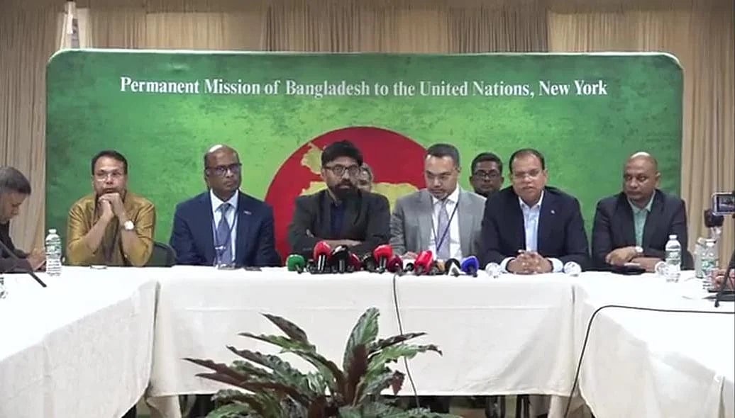 নিউইয়র্কের স্থানীয় সময় শুক্রবার রাতে  জাতিসংঘে বাংলাদেশ স্থায়ী মিশনে প্রধানমন্ত্রী তারেক রহমানের সফর নিয়ে  সাংবাদিকদের ব্রিফ করেন উপদেষ্টা মাহদী আমিন